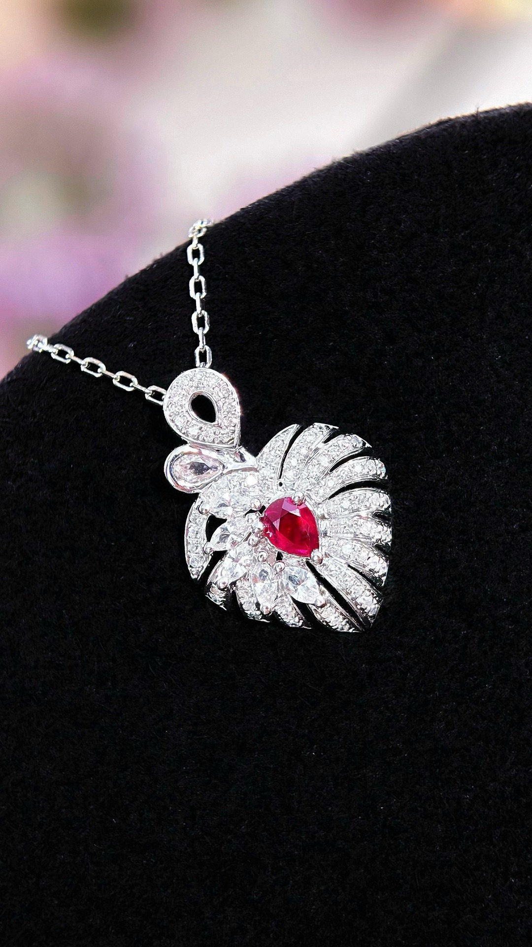 18K金镶嵌鸽血红红宝石吊坠 奢华臻品与市场机遇并存